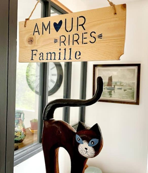 L'Amour, Le Rire Et La Famille Hillion Exteriör bild
